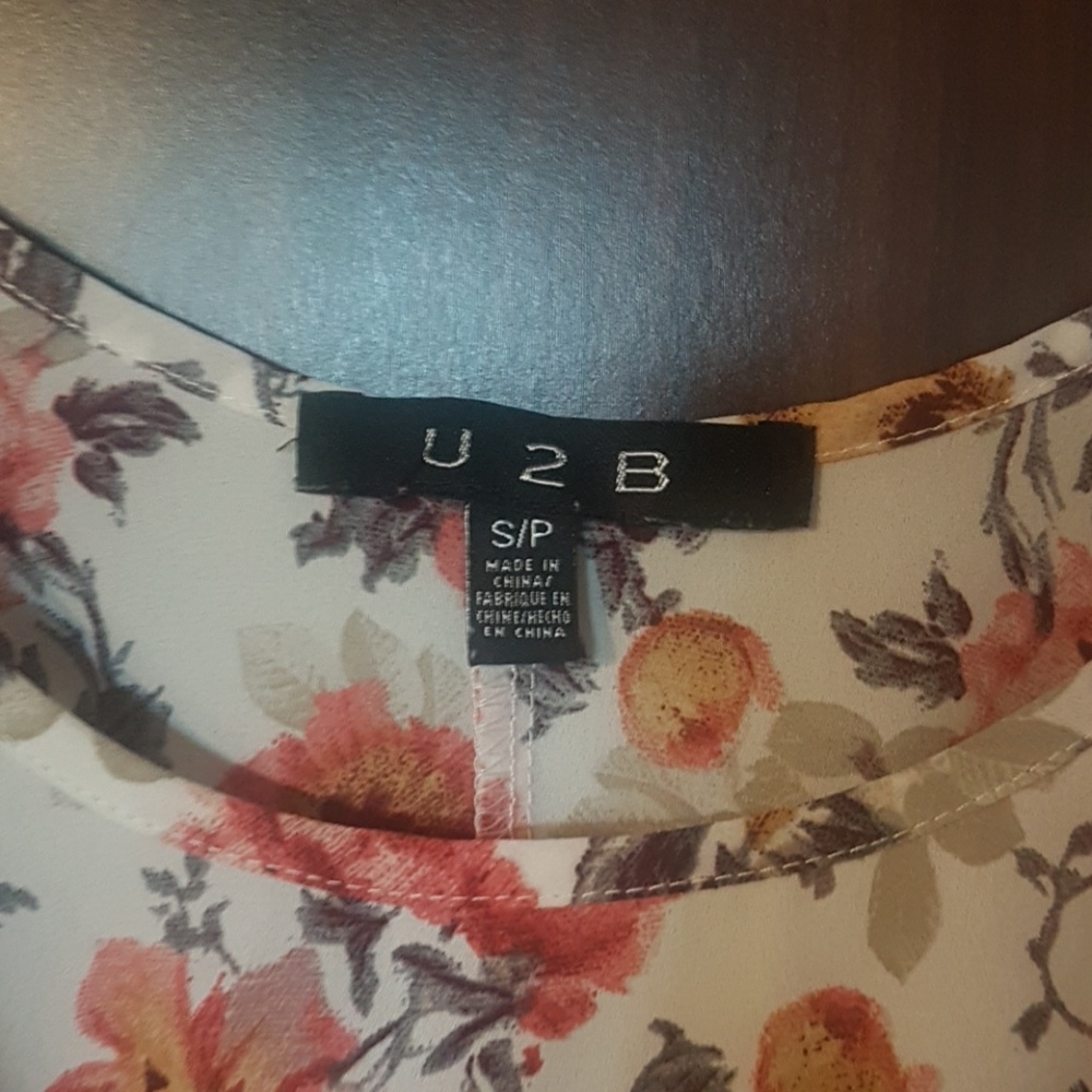 Flowered top - Picture 2 of 2